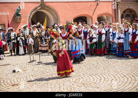 Attori durante un gioco a Burghausen Burgfest festival medievale Foto Stock