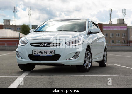 Ekaterinburg, Russia, luglio 03, 2017 - Hyundai Auto solaris (accento) in un parcheggio del centro commerciale in un giorno nuvoloso Foto Stock