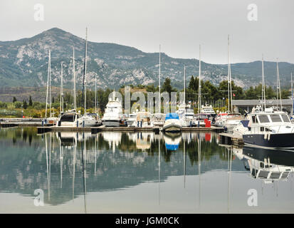 Yacht ancorati presso la marina.barca a vela porto, molti ormeggiate barche a vela nel porto di mare, moderno trasporto d'acqua,vacanza estiva, lo stile di vita di lusso a Foto Stock