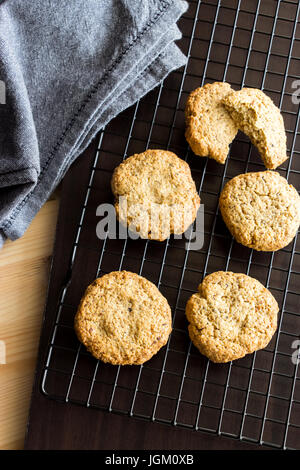 Senza glutine in casa i fiocchi d'avena cookie e igienico sul raffreddamento per rack. Verticale. Messa a fuoco selettiva. Tonica foto Foto Stock