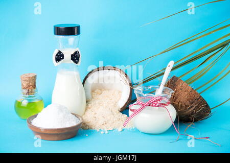 Vari prodotti di cocco raccolta contro sfondo blu Foto Stock