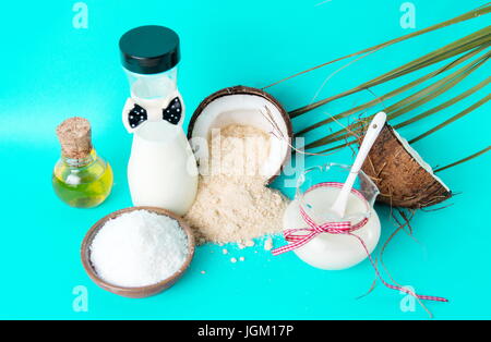 Vari prodotti di cocco raccolta contro sfondo blu Foto Stock