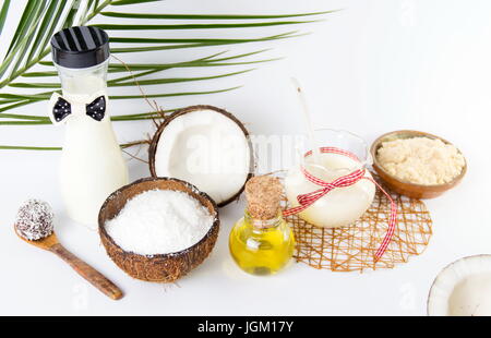 Vari prodotti di cocco raccolta contro uno sfondo bianco Foto Stock