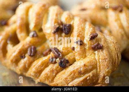 Primo piano di cookie con noci e acero surrup Foto Stock