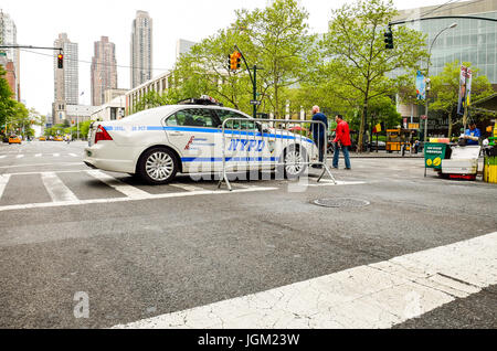 New York, Stati Uniti d'America - 10 Maggio 2014: Polizia NYPD auto sulla strada con grattacieli Foto Stock