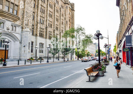 Ottawa, Canada - 24 Luglio 2014: la gente camminare sulla strada del centro da edifici governativi e ristoranti in estate Foto Stock