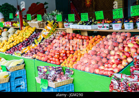 Montreal, Canada - 26 Luglio 2014: produrre sulla frutta stand con indicazioni in francese presso Jean-Talon farmers market con le nettarine e pesche Foto Stock