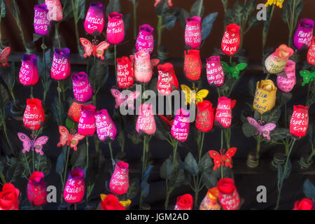Fiori in legno con un messaggio scritto Foto Stock
