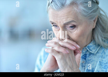 Bella triste donna anziana close-up Foto Stock