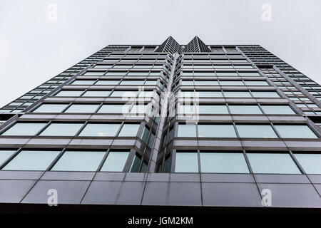 Montreal, Canada - 26 Maggio 2017: edificio moderno in vetro grattacielo con windows in downtown area nella regione di Québec Foto Stock