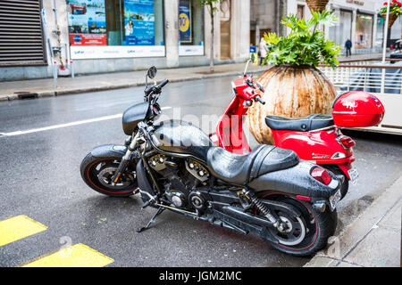 Montreal, Canada - 26 Maggio 2017: Harley Davidson Moto bagnato con alcune gocce di pioggia parcheggiato sulla strada nel centro città nella regione di Québec Foto Stock