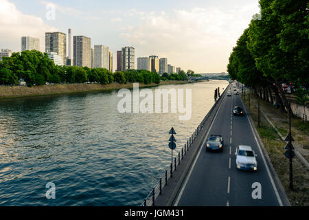 Il Front de Seine cityline nel quindicesimo distretto di Parigi con il Georges Pompidou expressway e il fiume Senna in primo piano. Foto Stock