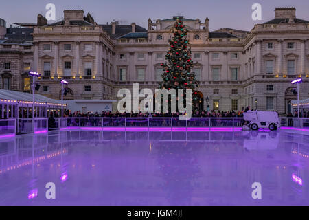 London, England, Regno Unito - 29 dicembre 2016: pista di pattinaggio su ghiaccio pronto per la prossima sessione al Somerset House. Una serata shot con illuminazione e di Cristo Foto Stock