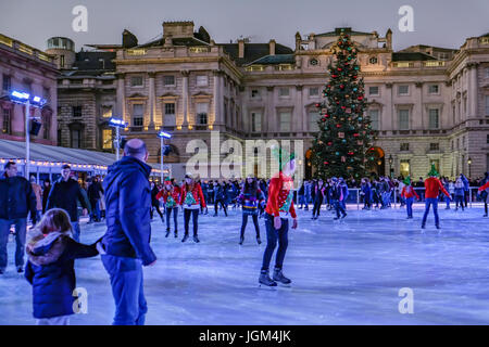 London, England, Regno Unito - dicembre 29,2016: per coloro che godono di pattinaggio a Somerset House al tramonto e mostra un grande albero di Natale contro lo sfondo di th Foto Stock