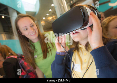 Ragazze che studiano materie dello stelo Foto Stock