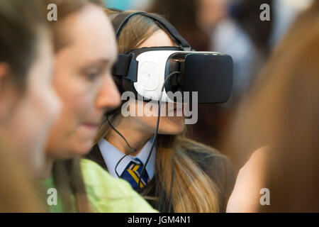 Ragazze che studiano materie dello stelo Foto Stock