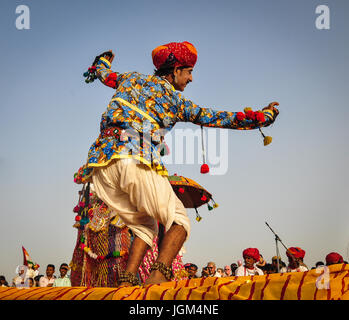 PUSHKAR, INDIA - Mar 7, 2012. Rajasthani ballerini folk in variopinti costumi etnici eseguire in Pushkar, India. Pushkar è una delle più antiche città o Foto Stock