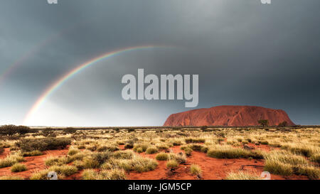 Tempeste su Uluru in Australia Territorio del Nord Foto Stock