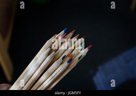 Albero di legno, matite colorate Foto Stock