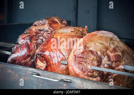 Arrosto di maiale knuckles allo spiedo per una grande azienda Foto Stock