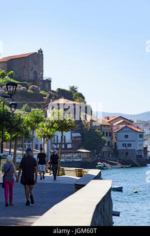 La piccola passeggiata di Pasajes, un villaggio di pescatori della Guipuzkoa (Spagna).Si trova in corrispondenza della estremità lontana di un fiordo di sicuro. La petite promenade de Pasajès. Foto Stock