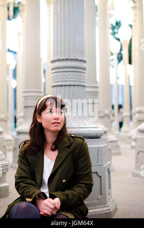 Ragazza in posa alla mostra LACMA Urban Light Foto Stock