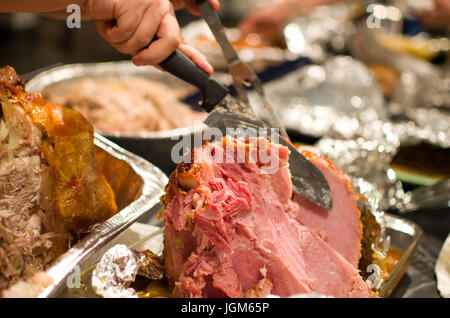 Intagliando un prosciutto del Ringraziamento Foto Stock
