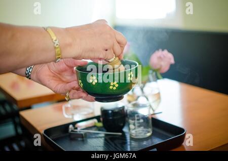 Donna preparando una tazza di matcha fresco Foto Stock