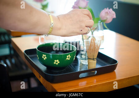 Donna preparando una tazza di matcha fresco Foto Stock