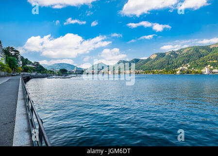 Il lago di Como, Como, Italia settentrionale. Vista della città di Como in una bella mattina d'estate. A sinistra il lago Foto Stock