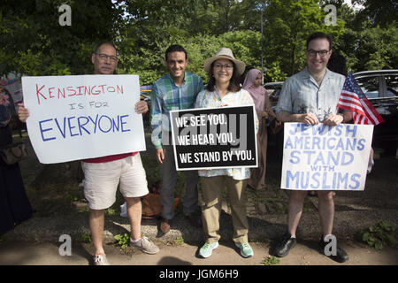 Vari membri di Kensington quartiere di Brooklyn venuto fuori per sostenere i musulmani provenienti da varie nazioni, gruppi di immigranti che si ritrovano sul Eid in Prospect Park di Brooklyn, NY a pregare insieme. Eid al-Fitr "festa della rottura del digiuno") è un importante festa religiosa celebrata dai musulmani di tutto il mondo che segna la fine del Ramadan, islamica del sacro mese del digiuno (sawm). Foto Stock