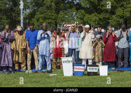 I musulmani provenienti da varie nazioni, ai gruppi di immigrati, raccogliere su Eid in Prospect Park di Brooklyn, NY a pregare insieme. Eid al-Fitr "festa della rottura del digiuno") è un importante festa religiosa celebrata dai musulmani di tutto il mondo che segna la fine del Ramadan, islamica del sacro mese del digiuno (sawm). Foto Stock