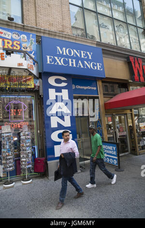 Internazionale di scambio di denaro lungo 34th Street a Manhattan NYC Foto Stock
