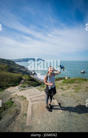 Ragazza che usa un bastone selfie per fare un selfie in un'escursione a San Francisco, CA Foto Stock