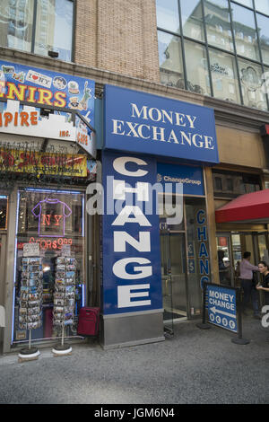 Internazionale di scambio di denaro lungo 34th Street a Manhattan NYC Foto Stock