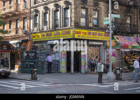 Bodega all'angolo di E. 110th St. & Lexington Avenue in Spanish Harlem, Manhattan NYC. Foto Stock