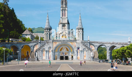 Lourdes, Francia, giugno 22, 2017 - i turisti a piedi nella parte anteriore della cattedrale del santuario di Lourdes, Francia Foto Stock