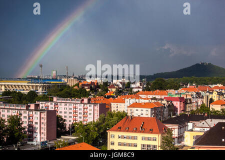 Rainbow sulla città di Teplice, Boemia del Nord, Repubblica Ceca, Europa Foto Stock