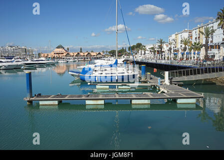 L'Europa, Portogallo, Algarve, vilamoura, marina de vilamoura, yacht harbour, motore yacht, naviga Foto Stock