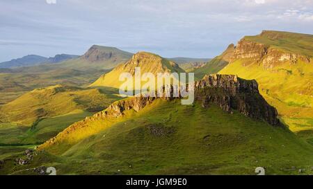 Vista panoramica del Trotternish Ridge dalle Quiraing sull'Isola di Skye Foto Stock