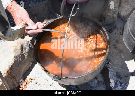 CODY, Wyoming - Giugno 24, 2017: Chuckwagon fagioli a Buffalo Bill centro dell'Occidente. I membri dello staff di dimostrare e cuocere autentico cibo cowboy su un o Foto Stock