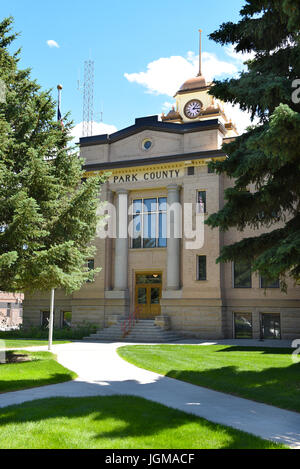 CODY, Wyoming - Giugno 24, 2017: Parco County Courthouse. L'edificio storico è stato restaurato dal Parco cittadino della contea di interesse e preoccupazione per il loro passato Foto Stock
