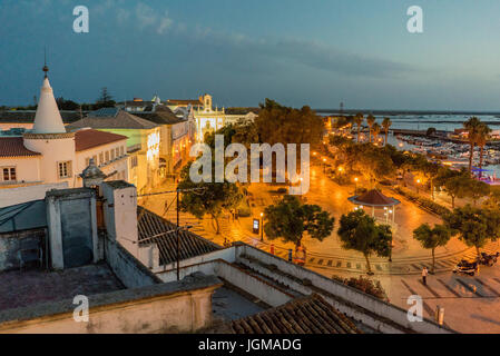 L'Europa, Portogallo, Algarve, Faro, centro città, Jardim Manuel Bivar, Pavilion, sera atmosfera serale, marina, porto per yacht Foto Stock