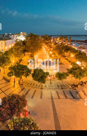 L'Europa, Portogallo, Algarve, Faro, centro città, Jardim Manuel Bivar, Pavilion, sera atmosfera serale, marina, porto per yacht Foto Stock