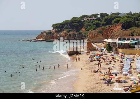 Algarve, Atlantico, surf, Europa, rock, Siena-colorata, Olhos de agua, Portogallo, Praia, Praia dos Olhos de agua, spiaggia di sabbia Foto Stock