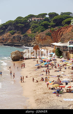 Algarve, Atlantico, surf, Europa, rock, Siena-colorata, Portogallo, Praia, Praia dos Olhos de agua, spiaggia di sabbia spiaggia, vita di spiaggia, Foto Stock