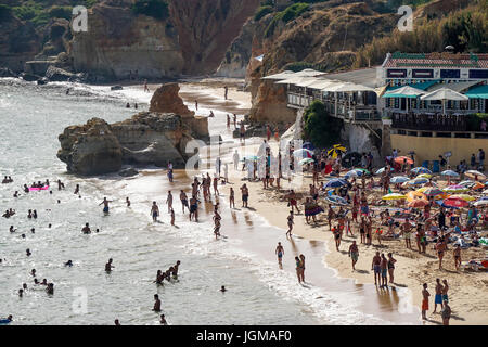 Algarve, Atlantico, surf, Europa, rock, luce posteriore, Olhos de agua, Portogallo, Praia dos Olhos de agua, spiaggia di sabbia spiaggia, vita di spiaggia, Foto Stock