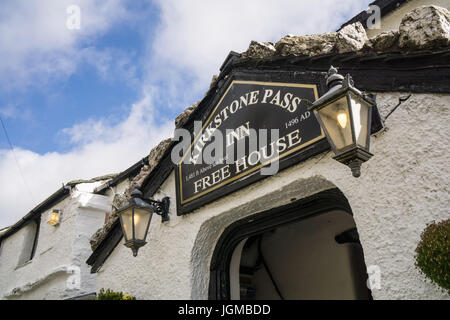 Il Kirkstone Pass Inn, un luogo famoso per gli escursionisti a piedi nel distretto del lago per pranzare o per rinfreschi. Foto Stock