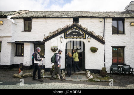 Il Kirkstone Pass Inn, un luogo famoso per gli escursionisti a piedi nel distretto del lago per pranzare o per rinfreschi. Foto Stock