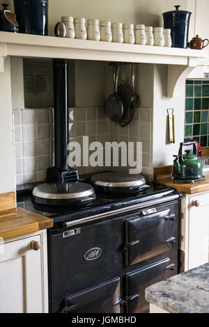 Una stufa a legna in un paese britannico cucina Foto Stock